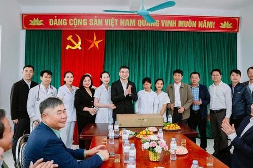 'Khám bệnh vì một Việt Nam khỏe mạnh hơn' cho gần 1.000 người dân Vĩnh Phong