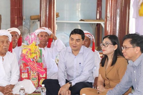 Lãnh đạo tỉnh Bình Thuận thăm, chúc Tết Ramưwan năm 2024