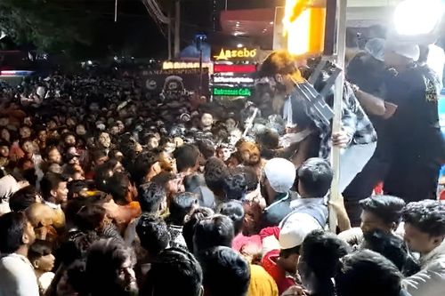 Phát đồ ăn miễn phí gây tắc đường ở Ấn Độ