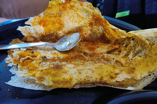 8 con gián trong một chiếc bánh ở Ấn Độ