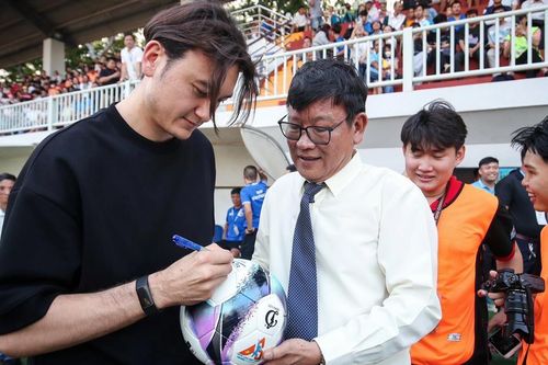 Đặng Văn Lâm khiến CĐV phát 'sốt' ở giải bóng đá Thanh Niên sinh viên Việt Nam 2024