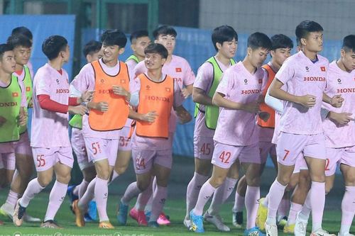 HLV Troussier rời đội U23, dồn sức cùng đội tuyển Việt Nam đấu Indonesia