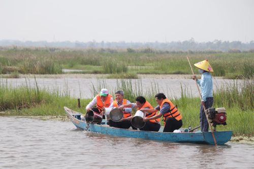 Thả cá giống, trồng cây xanh tại sông Đầm