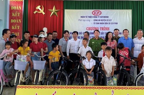 Công an huyện Cư Jút trao tặng quà và bò giống sinh sản hỗ trợ các hộ nghèo trong xây dựng nông thôn mới
