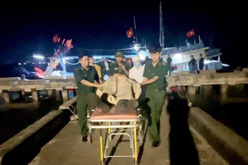 Cấp cứu kịp thời ngư dân đột quỵ trên biển