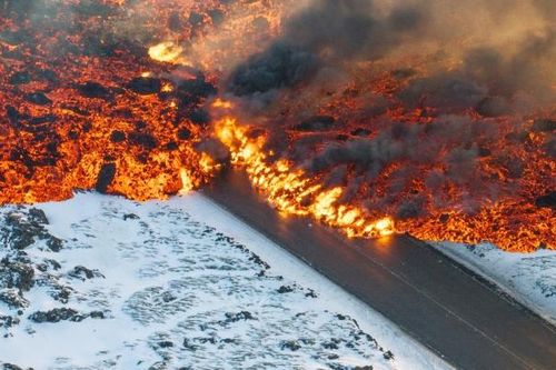 Núi lửa Iceland tiếp tục phun trào, dung nham chảy cuồn cuộn