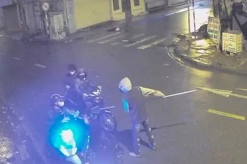 Hà Nội: Bắt nhóm thanh thiếu niên sử dụng dao cướp tài sản của người đi đường