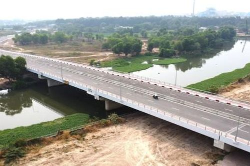 Cận cảnh cầu vượt sông Thị Tính ở Bình Dương sắp thông xe