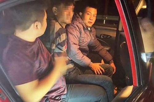 Người đàn ông lao vào ô tô trên quốc lộ 20