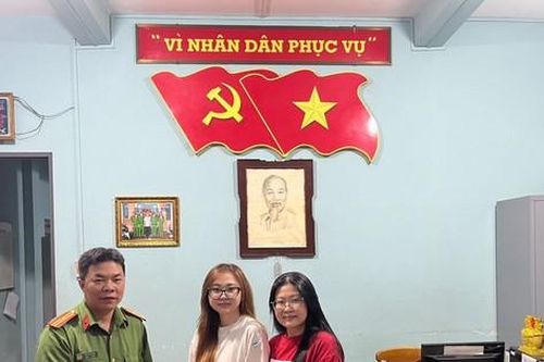 Nhặt được xấp tiền tại cây ATM, nữ sinh tìm người trả lại