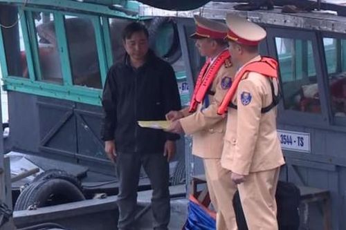 Đeo bám tàu du lịch bán hàng rong trên vịnh Hạ Long