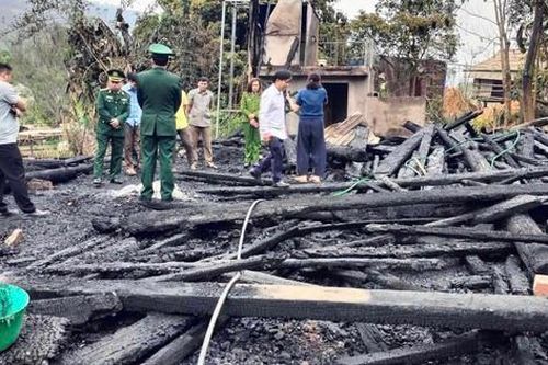 Căn nhà gỗ hàng trăm triệu bốc cháy dữ dội, thiêu rụi toàn bộ tài sản