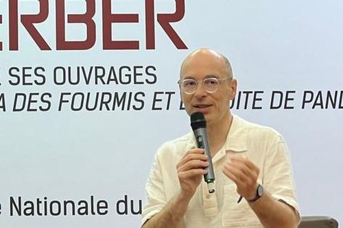 Nhà văn Bernard Werber - cha đẻ 'Kiến': Từng bị kiến tấn công suýt mất mạng