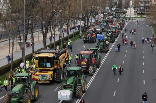 Nông dân Tây Ban Nha lái máy kéo biểu tình ở Madrid