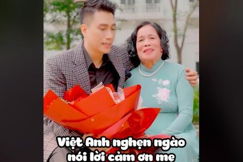 Diễn viên Việt Anh khóc nghẹn, ôm chặt mẹ và nói lời từ tâm can