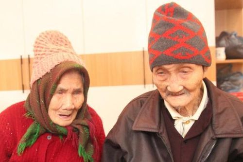 Hai vợ chồng hơn 100 tuổi vẫn minh mẫn, bí quyết chỉ gói gọn trong 2 từ