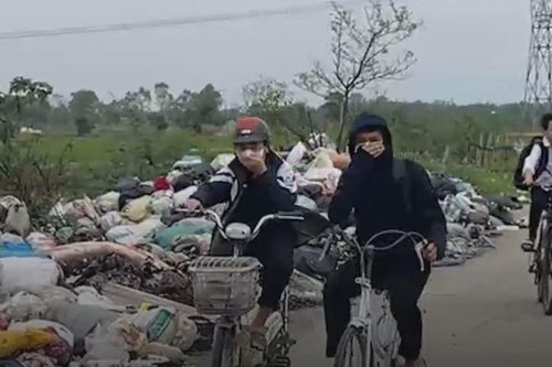 Đường vượt lũ thành nơi đổ rác