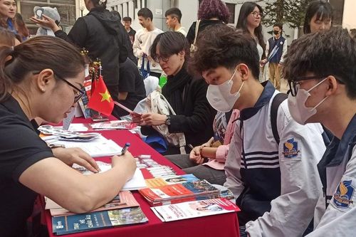 Sôi động Ngày hội Tư vấn Tuyển sinh-hướng nghiệp năm 2024