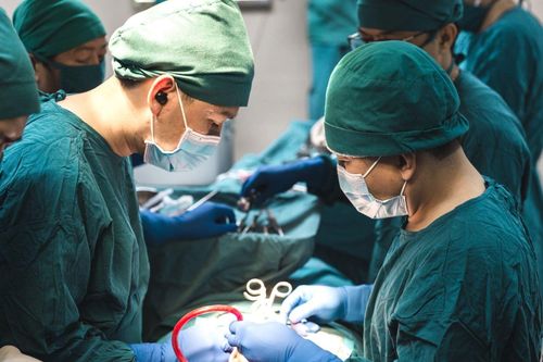 Bác sĩ học 10 năm, ra trường hưởng lương từ mức thử việc