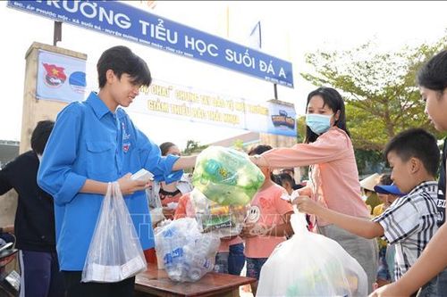 Độc đáo phiên chợ dùng rác thải nhựa thay tiền