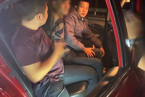 Lâm Đồng: Khống chế nam thanh niên lao vào xe ô tô đòi tự tử