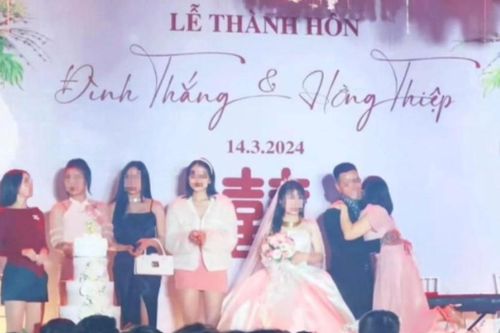 Độc lạ Hà Nam: Cô dâu tươi như hoa nhìn dàn người yêu cũ lên sân khấu ôm tạm biệt chú rể