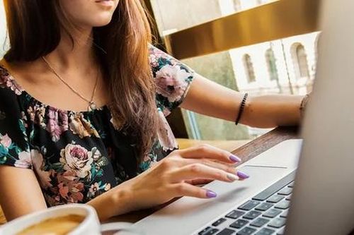 Nhà văn nữ trong thế giới phẳng