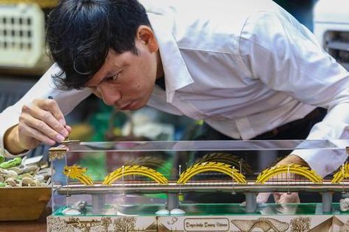 Chàng trai kiếm tiền tỷ nhờ 'thu nhỏ' những kỳ quan của Việt Nam để bán cho du khách