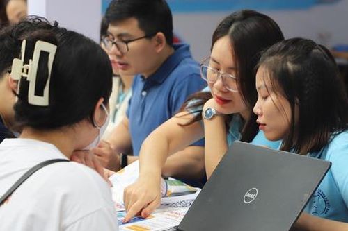 Sôi động gian hàng của Học viện Phụ nữ Việt Nam tại Ngày hội Tư vấn tuyển sinh - hướng nghiệp 2024