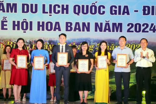 Tổng kết và trao giải xòe Thái, khèn Mông, trình diễn trang phục các dân tộc