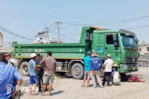 Xe tải ben va chạm xe máy tại ngã ba đường chuyên dùng vào cụm mỏ đá Tân Cang, 1 người tử vong