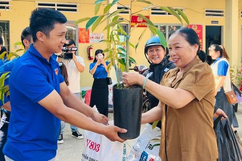 Ra quân ngày cao điểm tình nguyện chung tay xây dựng nông thôn mới tại xã Ia Nhin