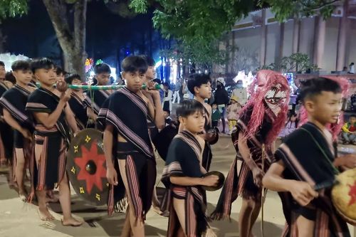 Mang Yang trình diễn cồng chiêng phục vụ du khách