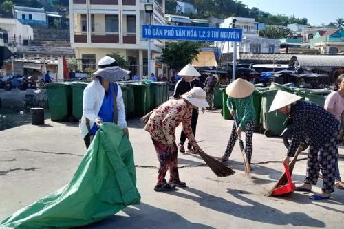 Hội Liên hiệp Phụ nữ phường Vĩnh Nguyên: Trao 100 suất quà cho phụ nữ và trẻ em có hoàn cảnh khó khăn