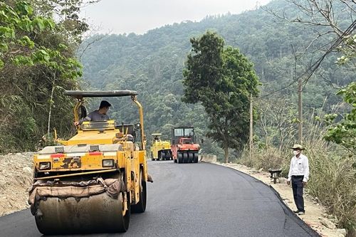 Thảm những mét bê tông nhựa cuối cùng trên Tỉnh lộ 154