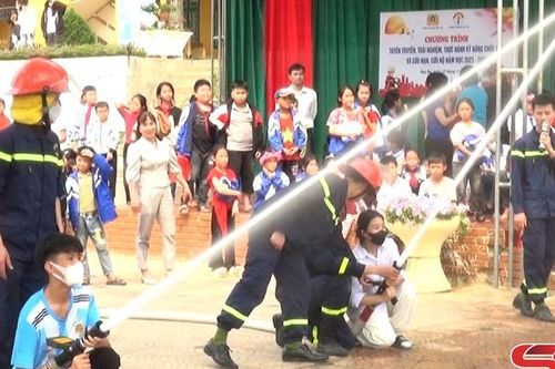 Phù Yên tổ chức thực hành kỹ năng PCCC và CNCH cho trên 1.100 giáo viên, học sinh