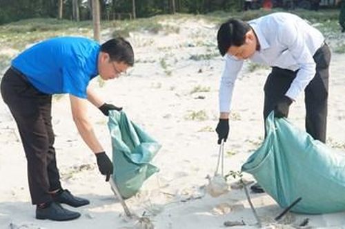 Ra quân làm sạch môi trường tại Phong Điền, A Lưới