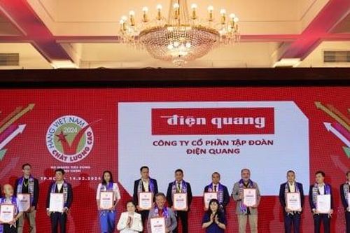 'Chuyên gia ánh sáng' 28 năm liên tiếp đăng quang hàng thật chất thật