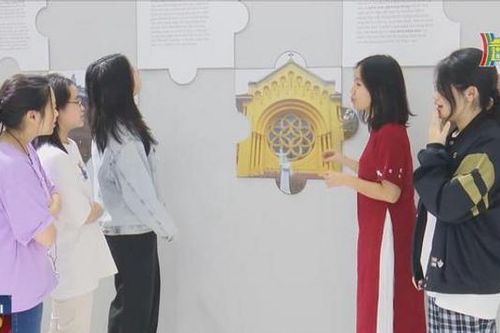 Đặc sắc triển lãm tranh màu nước 'Sắc màu Việt Nam'