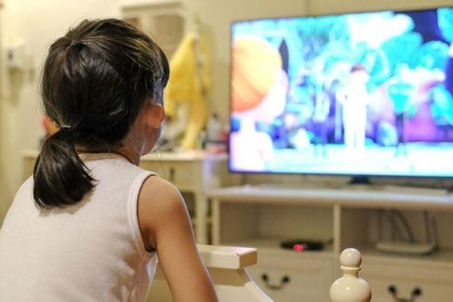 Xem tivi nhiều gây hại quá trình phát triển ngôn ngữ của trẻ?