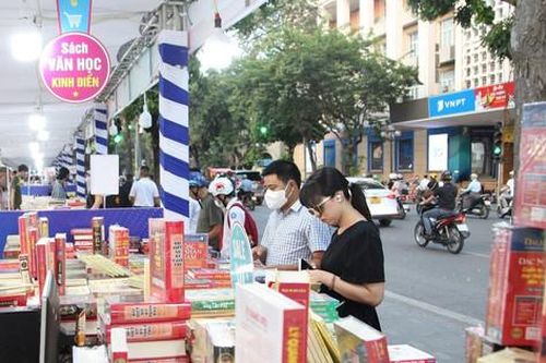 Sách, truyện tranh Việt cho giới trẻ: Hấp dẫn và giàu bản sắc