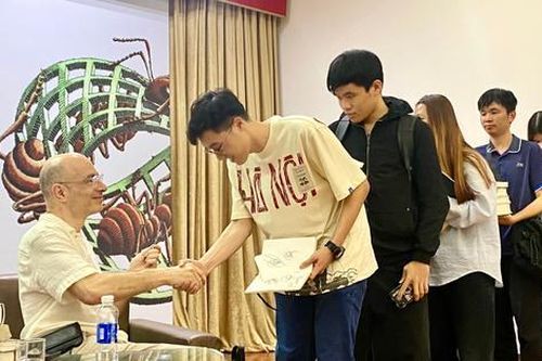 Nhà văn Pháp nổi tiếng với các tác phẩm về kiến giao lưu với độc giả Hà Nội