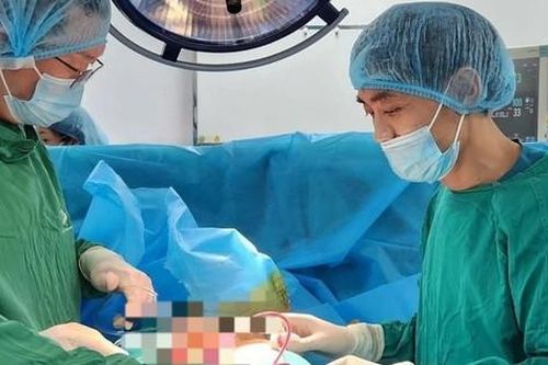 Cấp cứu nam thanh niên bị vỡ tinh hoàn khi chơi đá bóng