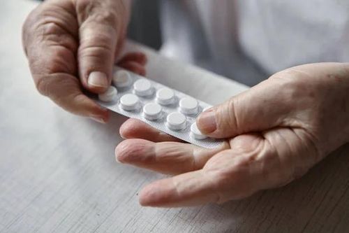 Một số lưu ý khi sử dụng thuốc nhuận tràng trị táo bón cho người già