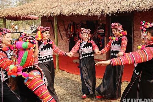 Ngắm vẻ đẹp của các cô gái Hà Nhì trong điệu múa dân gian