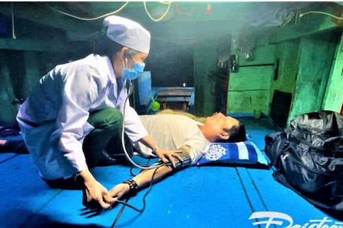 Quảng Ngãi: Cấp cứu kịp thời ngư dân bị đột quỵ trên biển