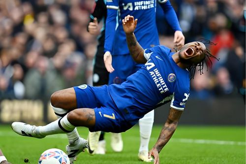 Sterling gây phẫn nộ trong chiến thắng của Chelsea