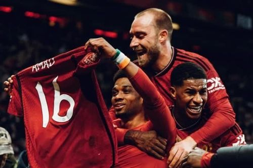 CĐV bật khóc trong ngày MU hạ Liverpool
