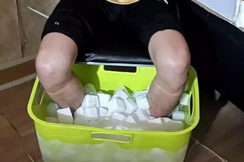 Ngâm chân trong đá khô rồi cắt cụt để đòi bồi thường