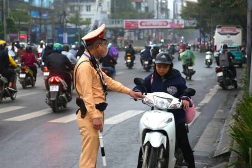 Hàng loạt xe máy đi ngược chiều bị phạt nặng